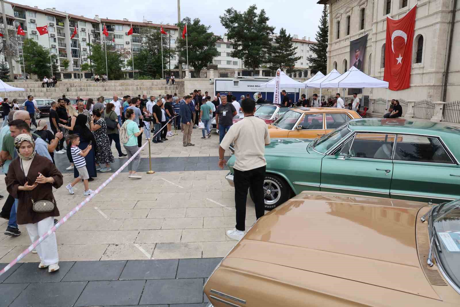 Yıllara meydan okuyan klasik otomobiller görücüye çıktı