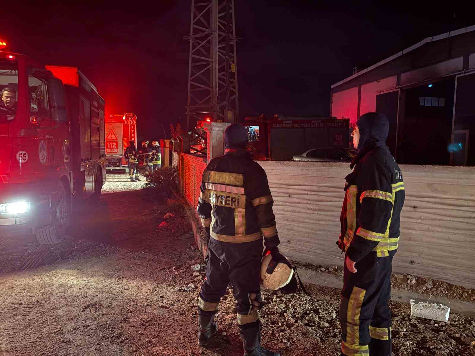 Plastik fabrikasında çıkan yangında 1 işçi zehirlendi