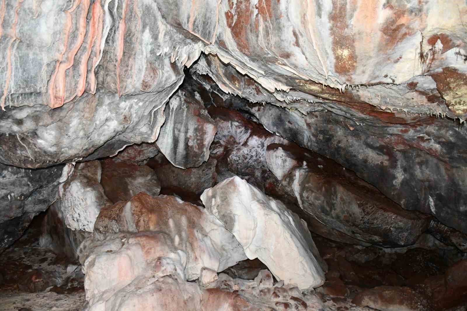 Tümülüsü andıran tepedeki mağaranın turizme kazandırılmasını istiorlar