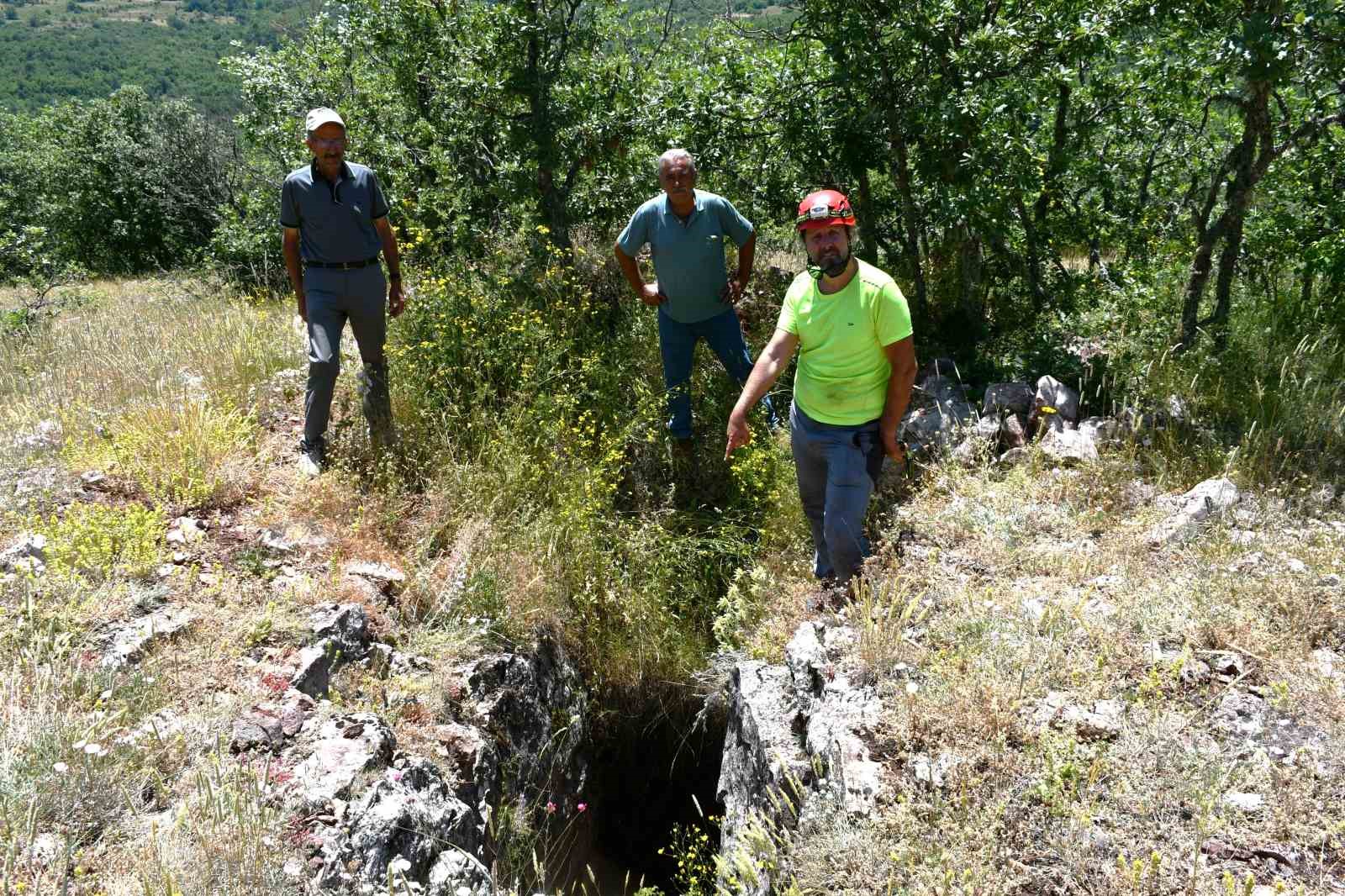 Tümülüsü andıran tepedeki mağaranın turizme kazandırılmasını istiorlar