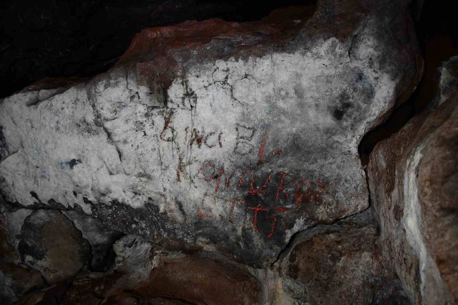 Tümülüsü andıran tepedeki mağaranın turizme kazandırılmasını istiorlar