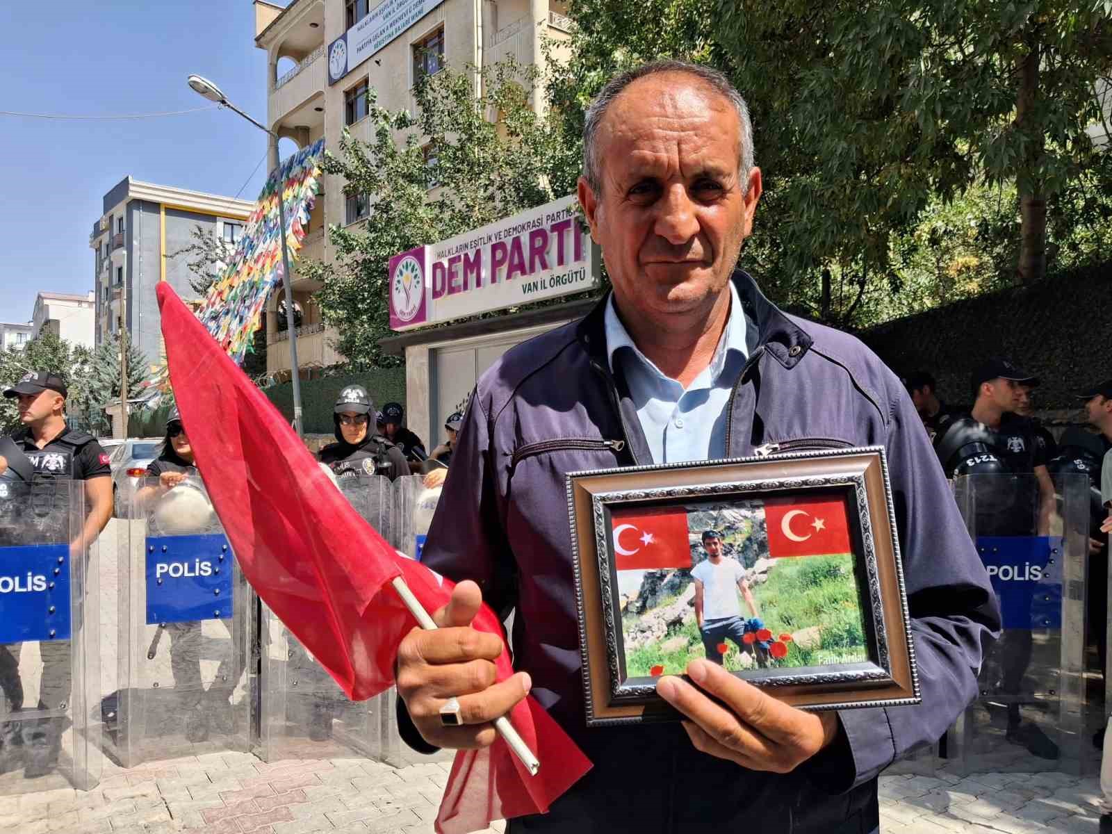 Vanlı anneler evlatlarını bekliyor