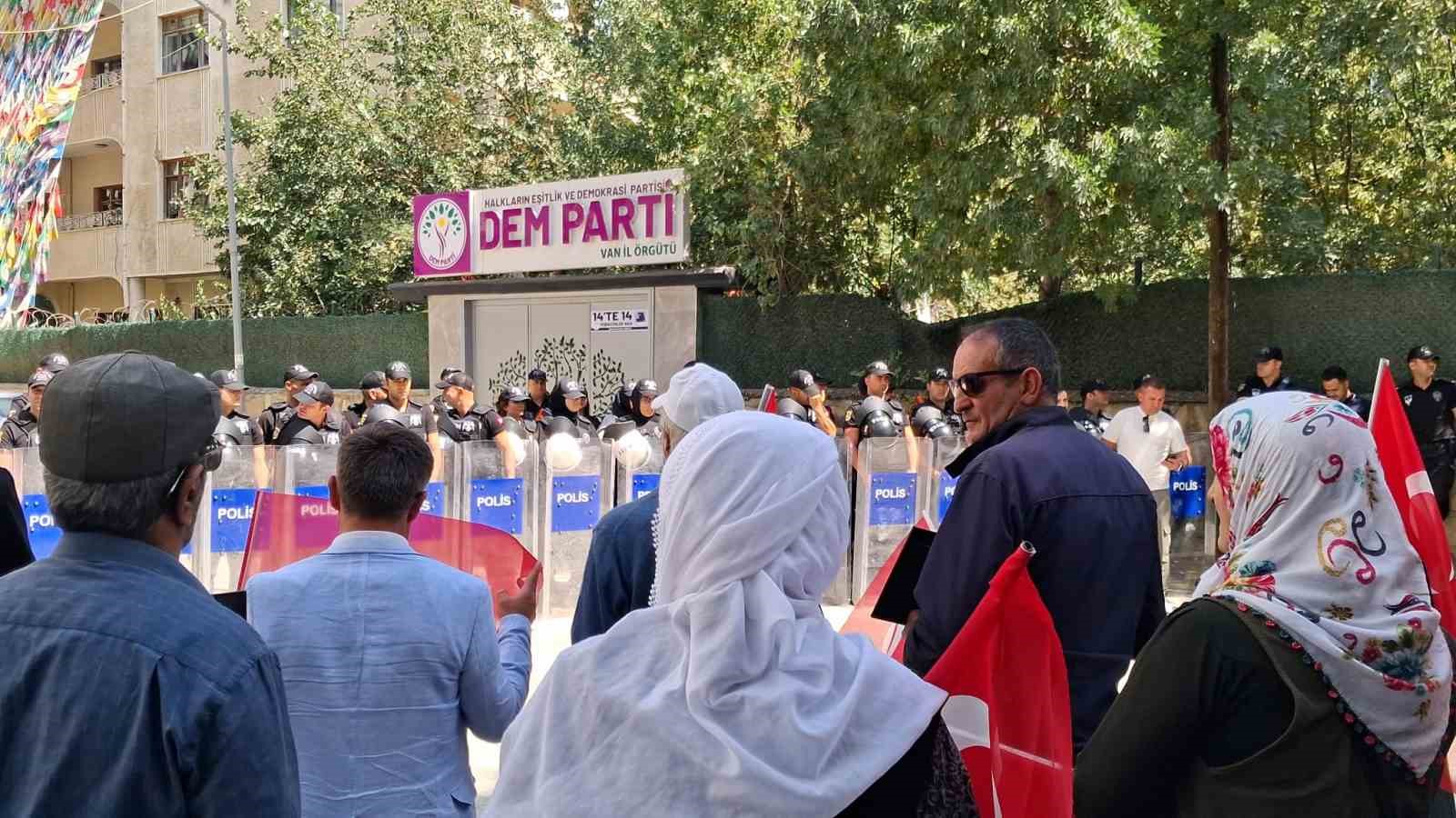 Vanlı anneler evlatlarını bekliyor