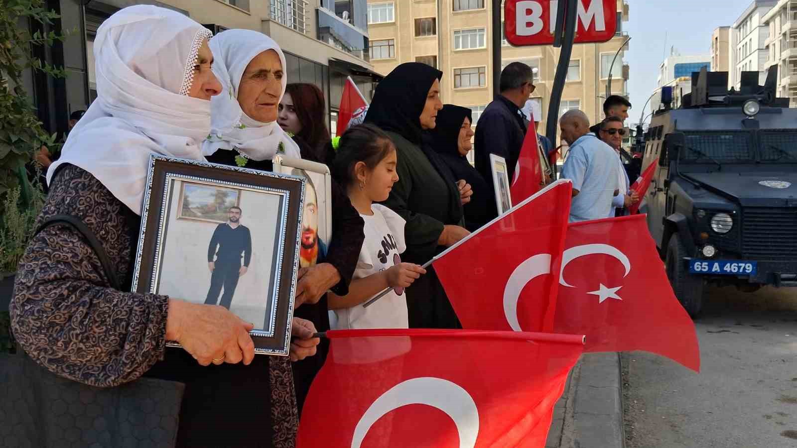 Vanlı anneler evlatlarını bekliyor