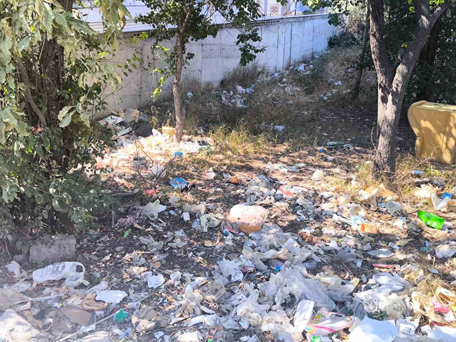 İpekyolu’nda velilerden belediyeye çöp tepkisi