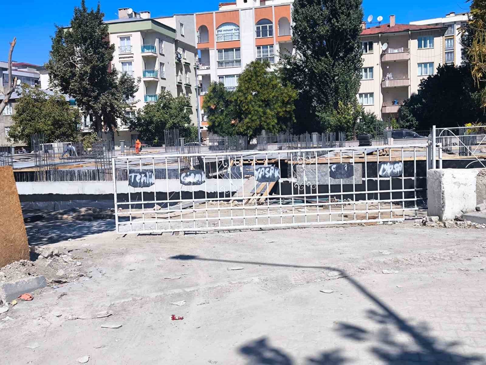 İpekyolu’nda velilerden belediyeye çöp tepkisi