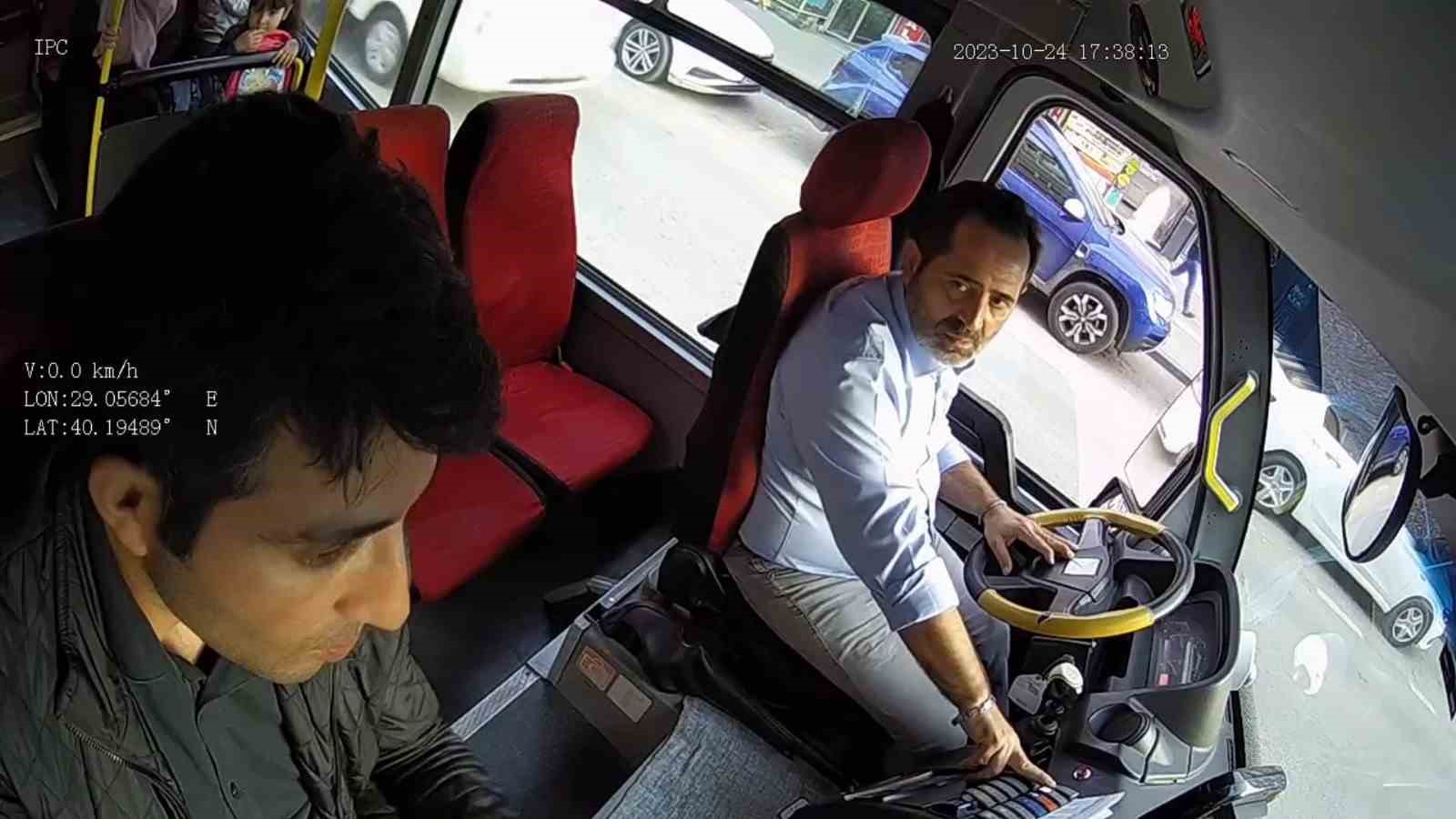 Engelli bireyi önce otobüsten indirdi, sonra darp etmeye çalıştı