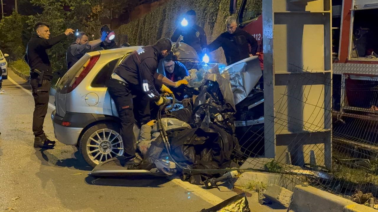 Üst geçidin ayağına çarpan otomobil hurda yığınına döndü: 2 ölü