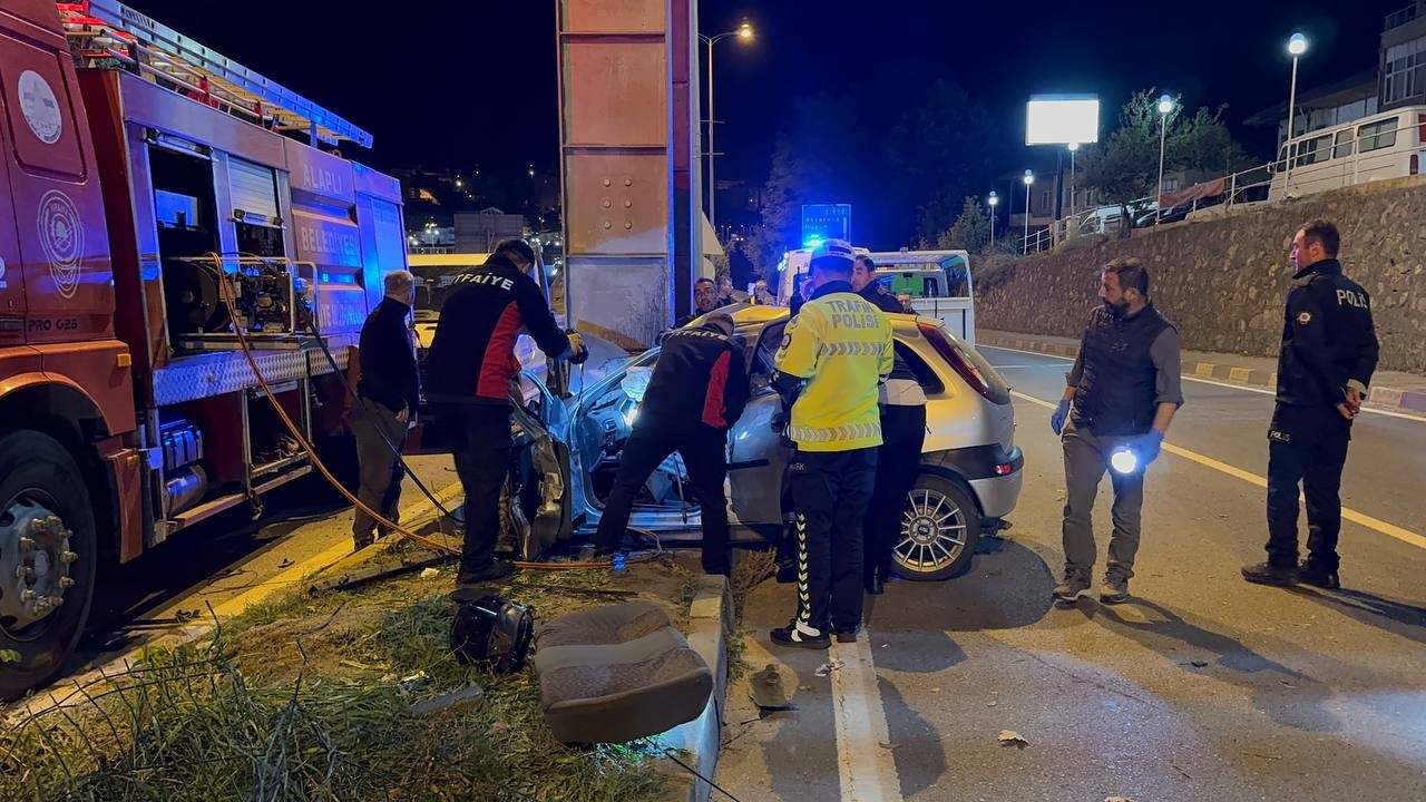 Üst geçidin ayağına çarpan otomobil hurda yığınına döndü: 2 ölü