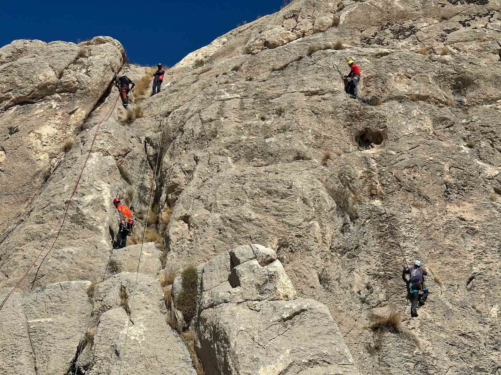 Van’da sporculara kaya tırmanışı eğitimi verildi