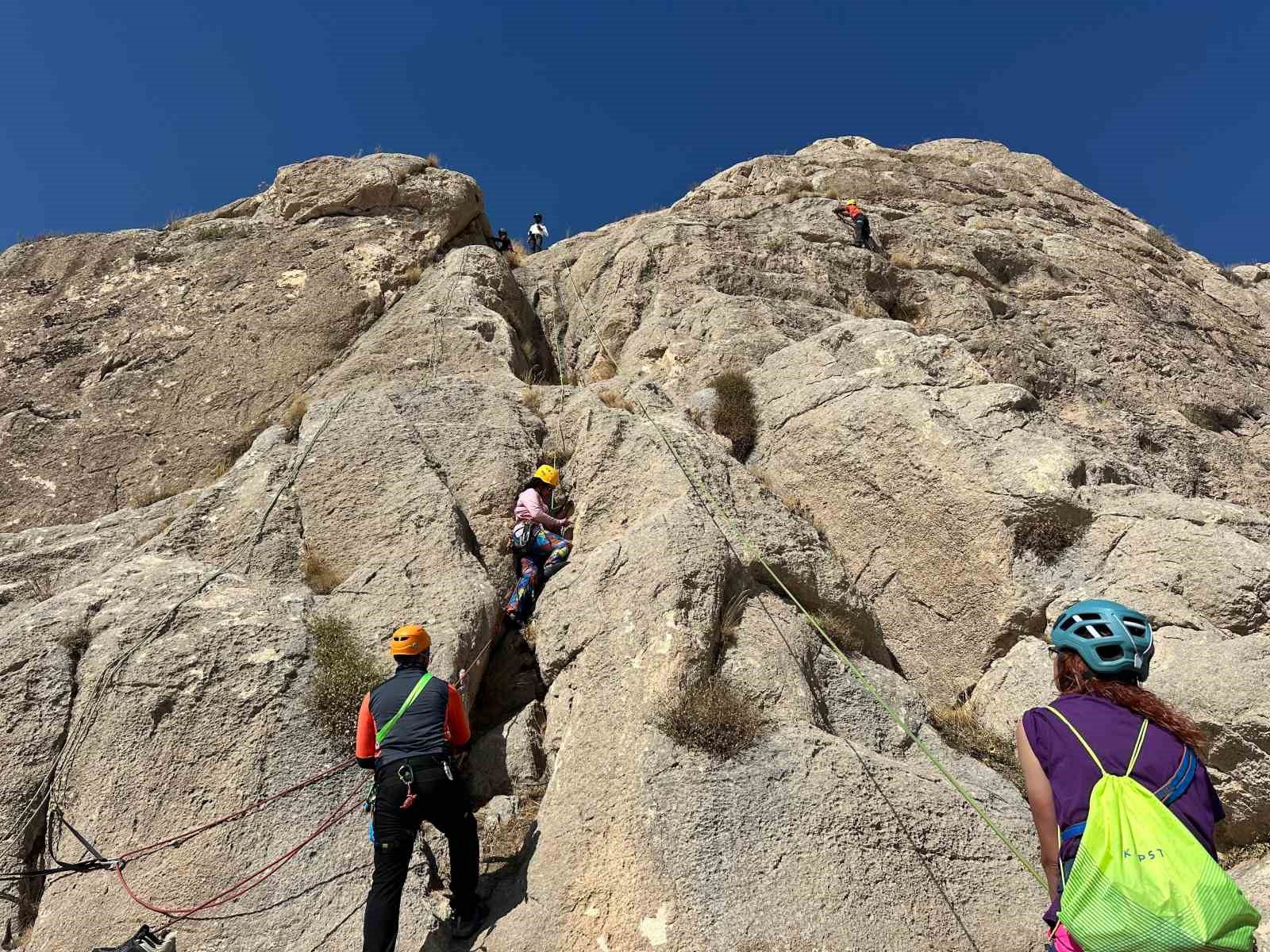 Van’da sporculara kaya tırmanışı eğitimi verildi