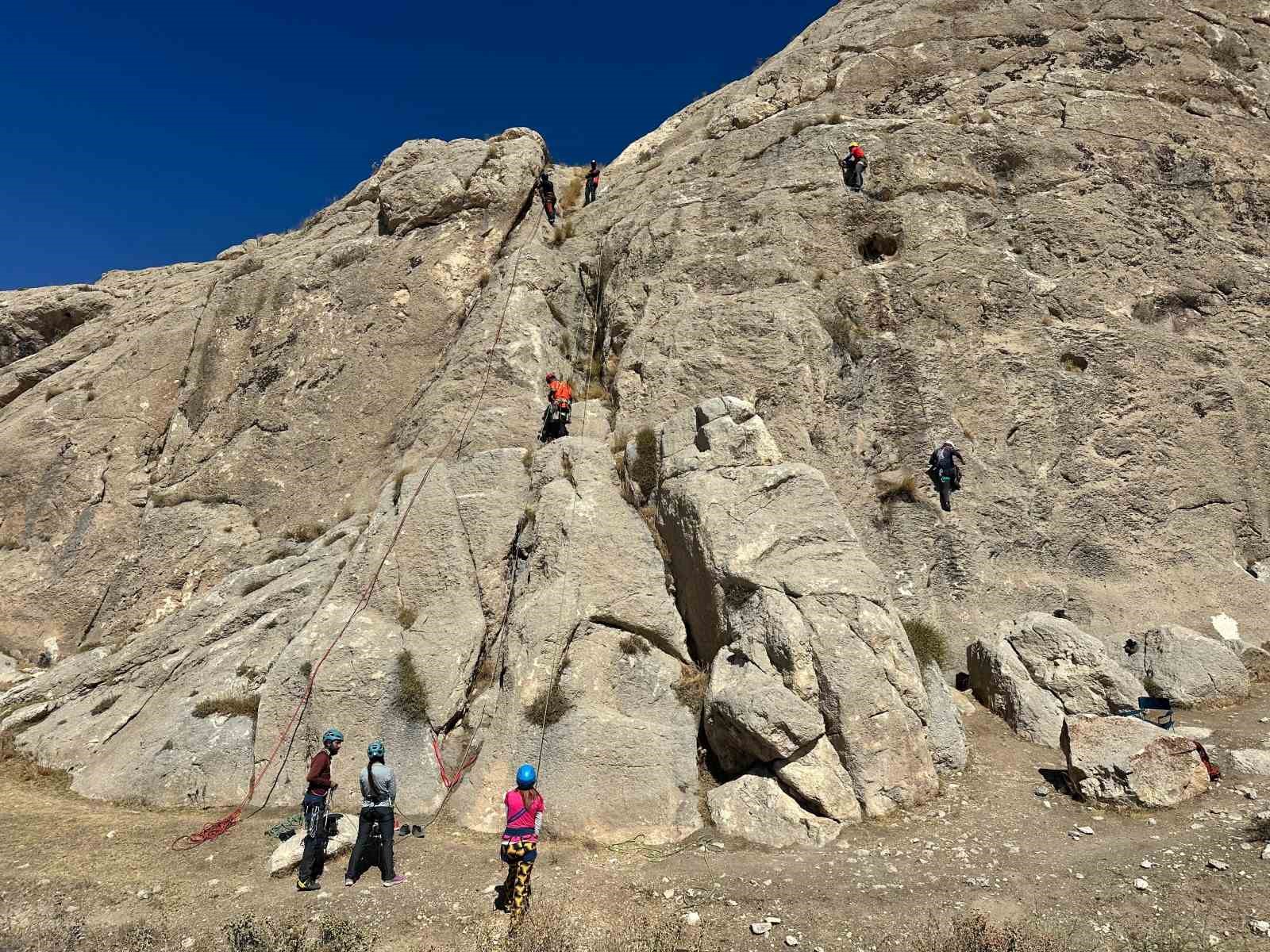 Van’da sporculara kaya tırmanışı eğitimi verildi