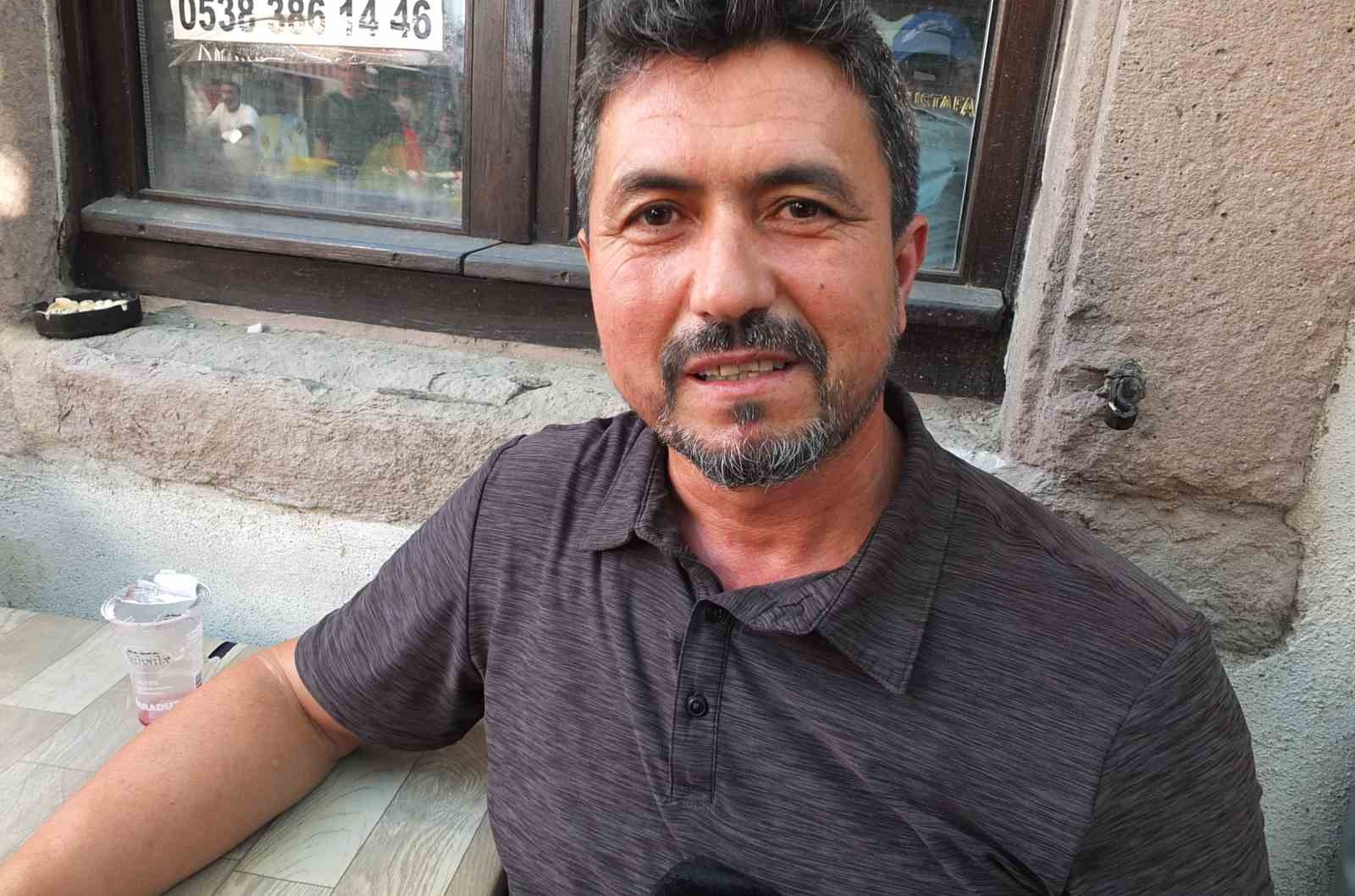 Görme engelli vatandaş 50 yıldır darbuka çalıp türkü söyleyerek geçimini sağlıyor