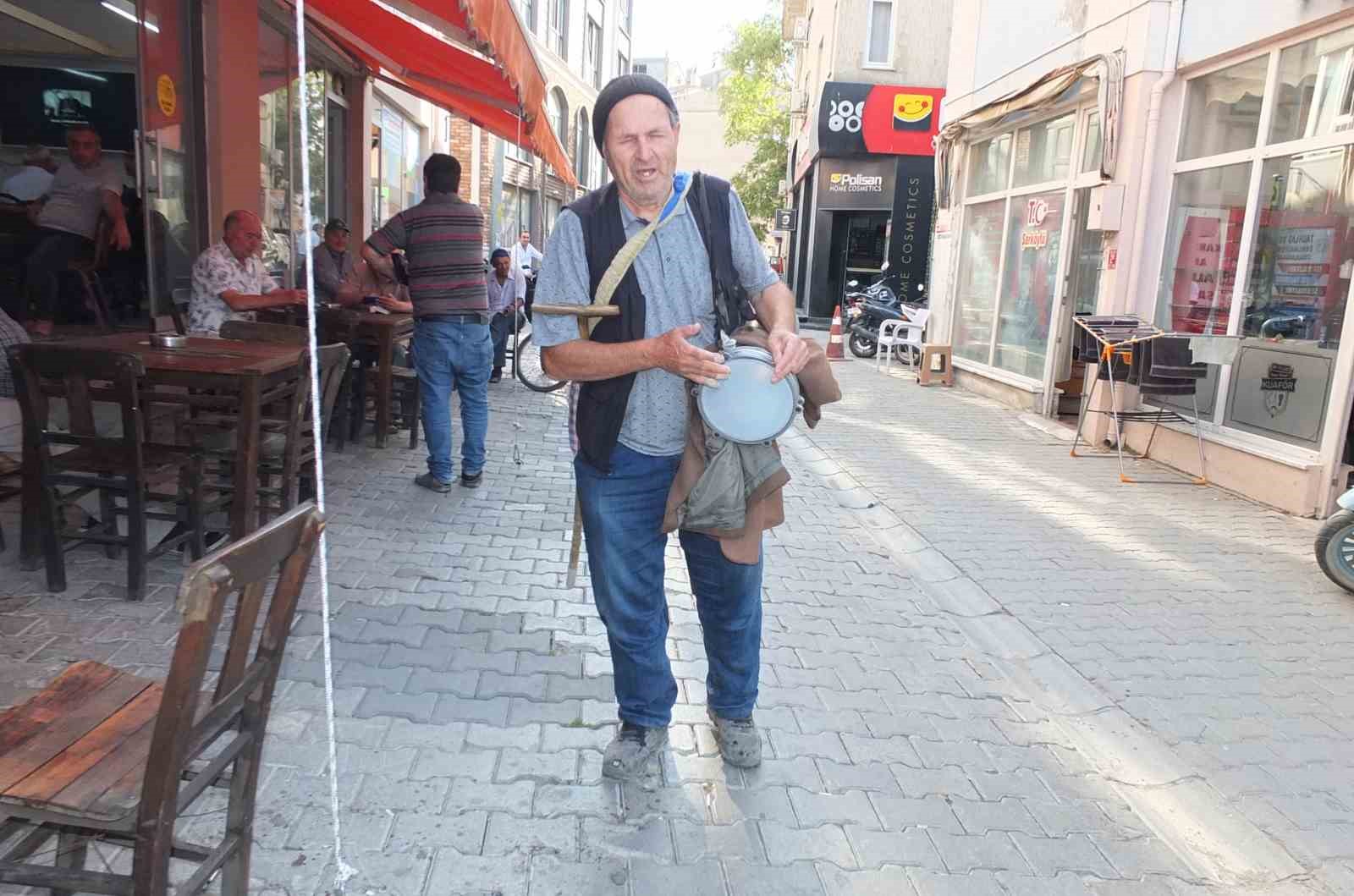 Görme engelli vatandaş 50 yıldır darbuka çalıp türkü söyleyerek geçimini sağlıyor