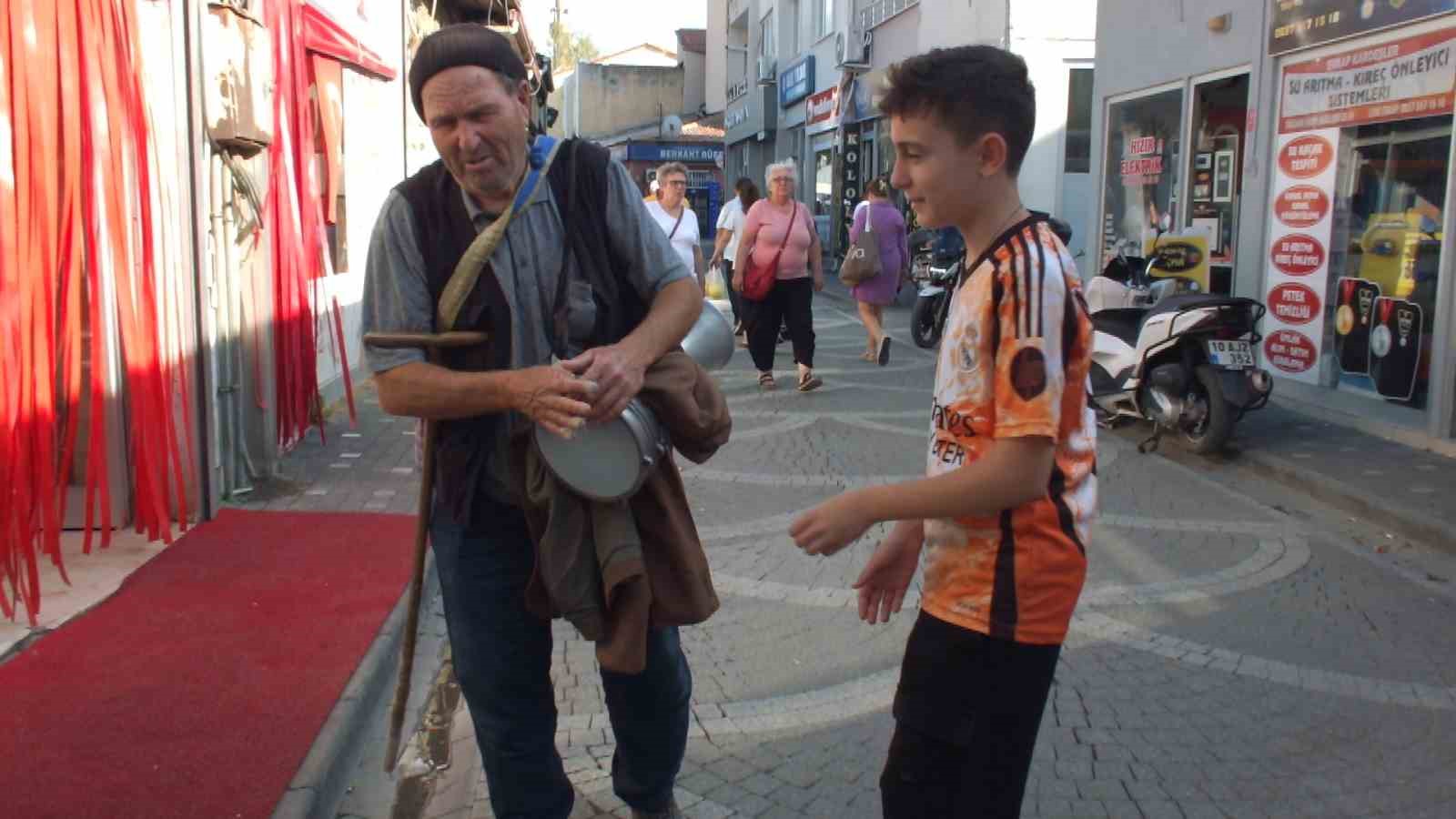 Görme engelli vatandaş 50 yıldır darbuka çalıp türkü söyleyerek geçimini sağlıyor