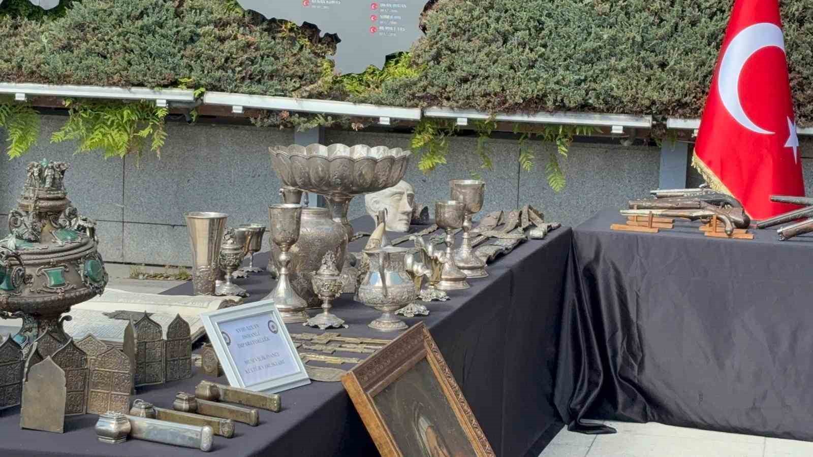 Interpol tarafından 20 yıldır aranan tarihi hat levha İstanbul’da ele geçirildi