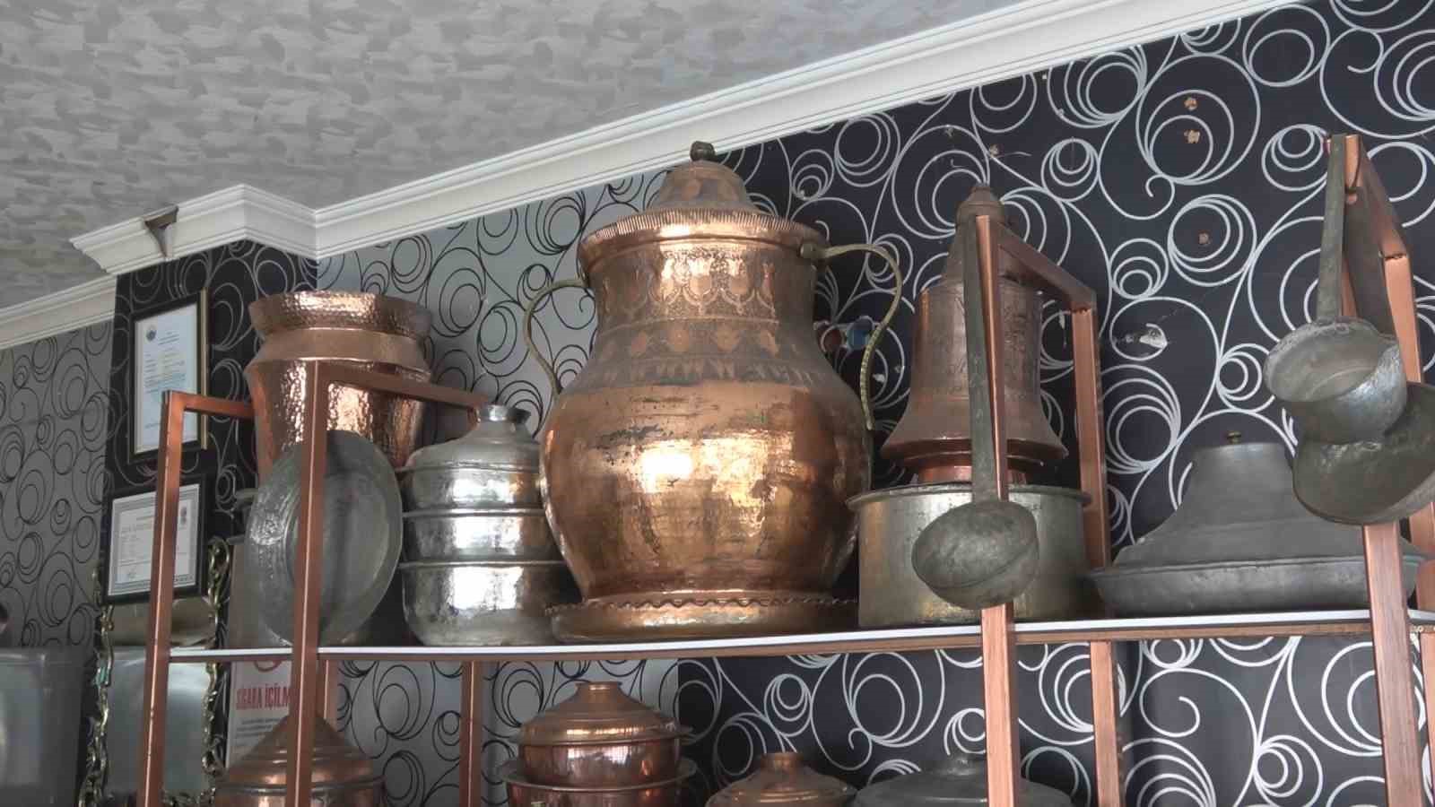 Dev bakraca evladı gibi bakıyor