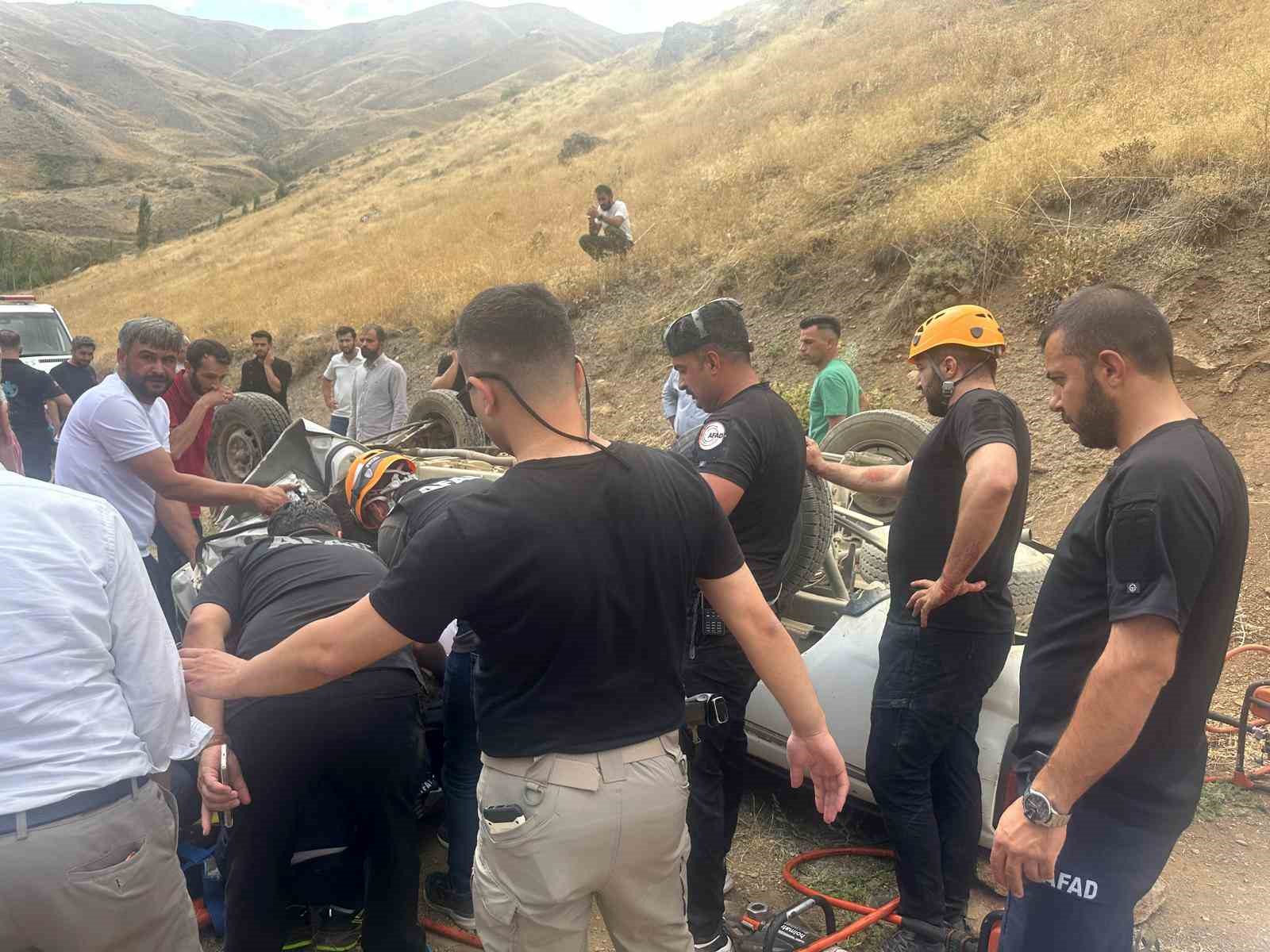 Hakkari’de trafik kazası: 3 ağır yaralı
