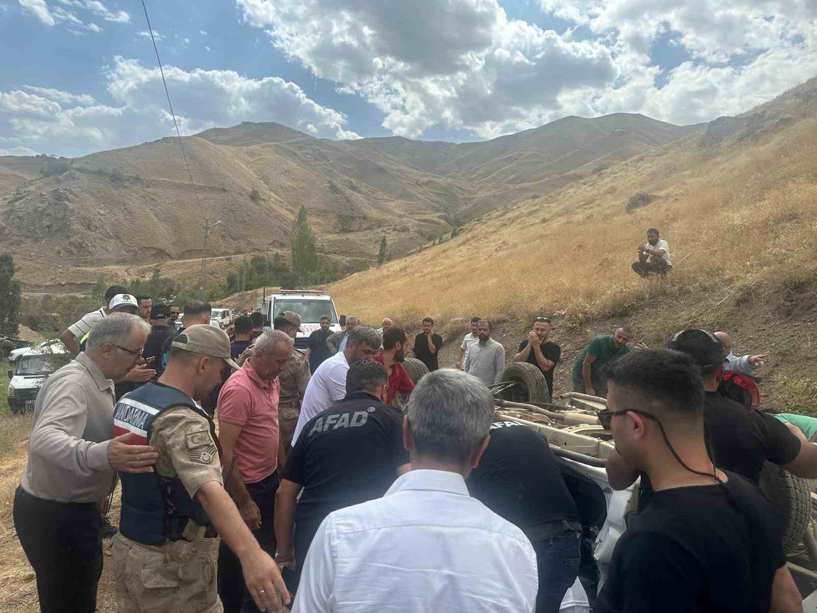 Hakkari’de trafik kazası: 3 ağır yaralı