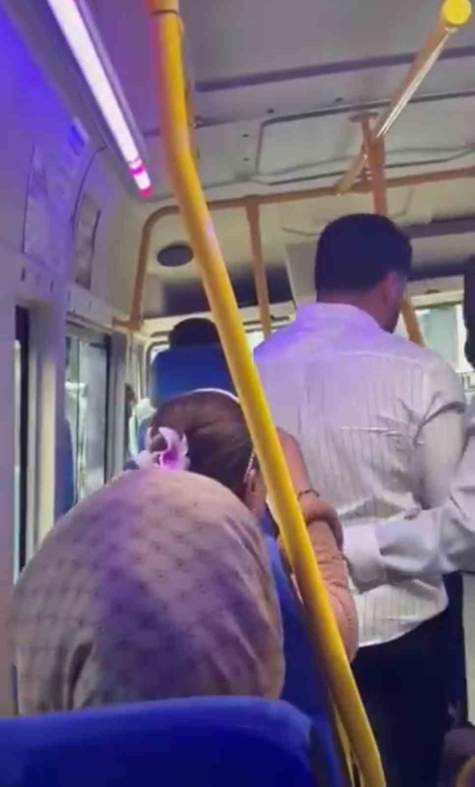 Dolmuş şoförü yolcuları çileden çıkardı... Yolcular isyan etti