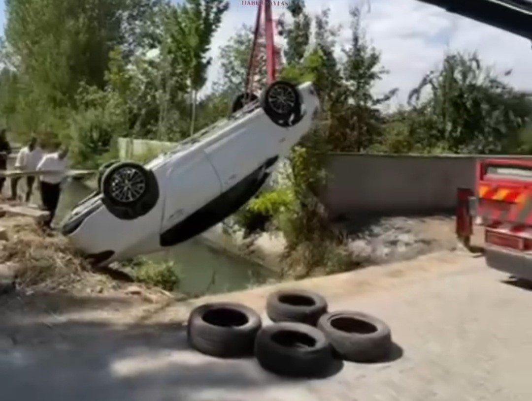 Erciş’te otomobil su kanala uçtu: 3 yaralı