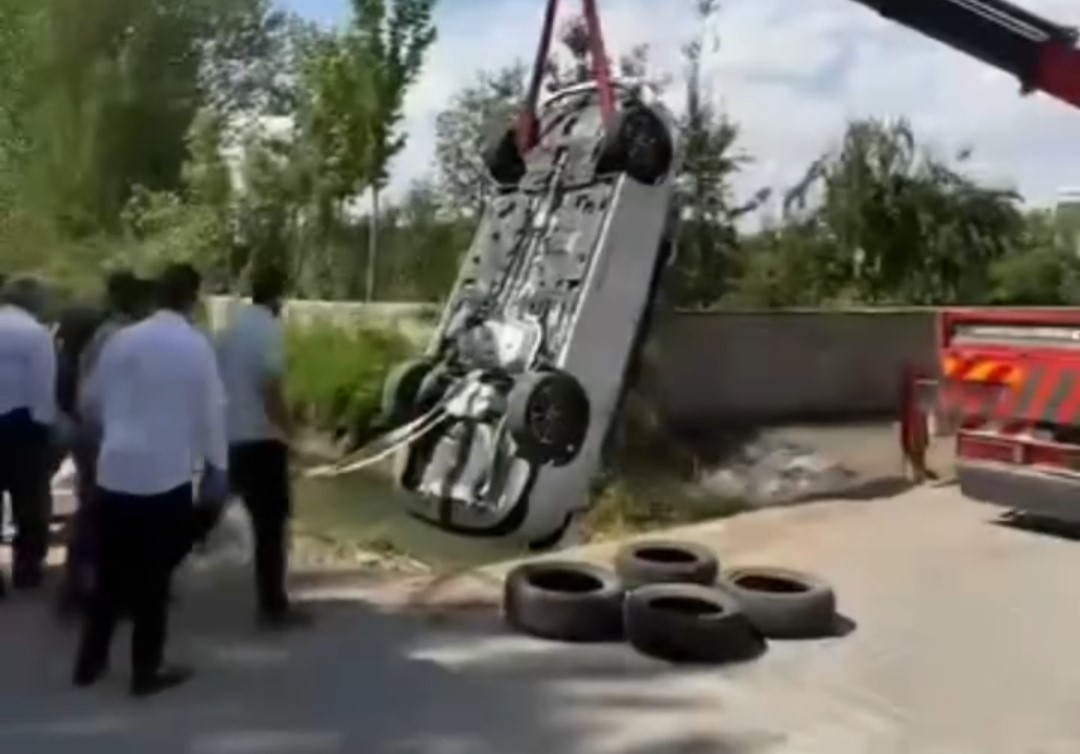 Erciş’te otomobil su kanala uçtu: 3 yaralı