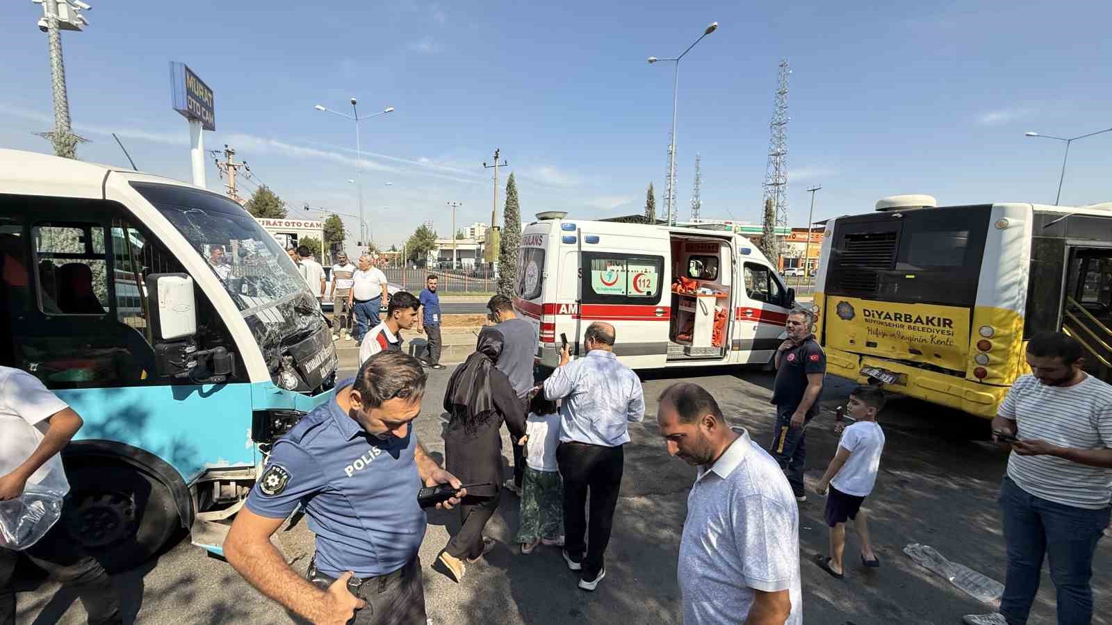 Diyarbakır’da freni patlayan halk otobüsü durakta bekleyen başka otobüse çarptı: 20 yaralı
