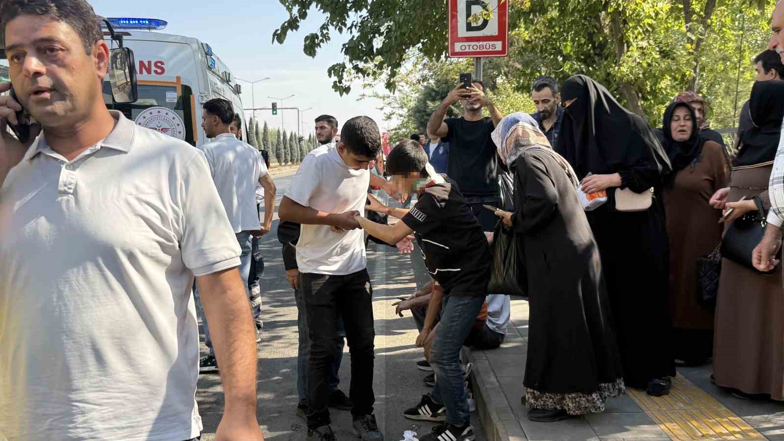 Diyarbakır’da freni patlayan halk otobüsü durakta bekleyen başka otobüse çarptı: 20 yaralı