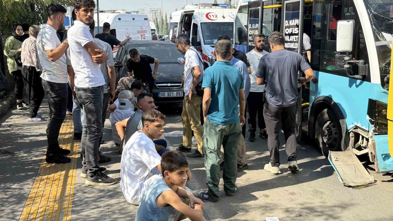 Diyarbakır’da freni patlayan halk otobüsü durakta bekleyen başka otobüse çarptı: 20 yaralı