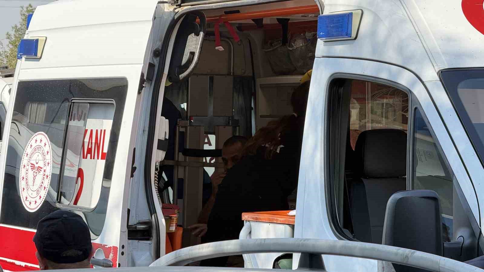 Diyarbakır’da freni patlayan halk otobüsü durakta bekleyen başka otobüse çarptı: 20 yaralı