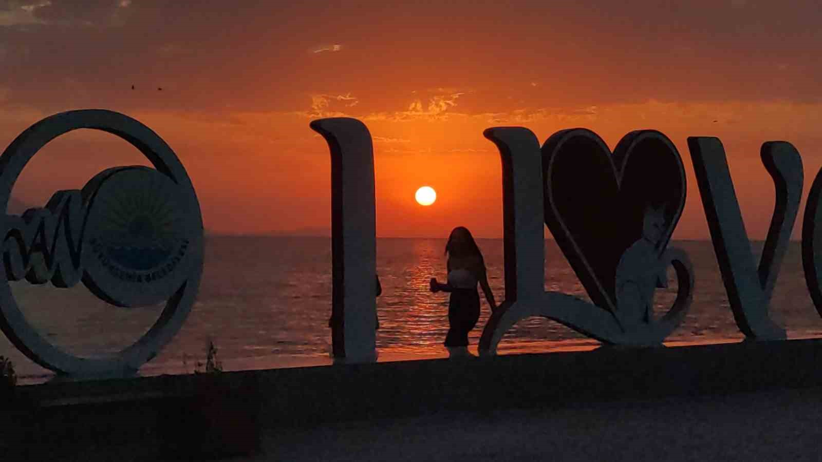 Van Gölü’nde gün batımı kartpostallık manzaralar oluşturdu