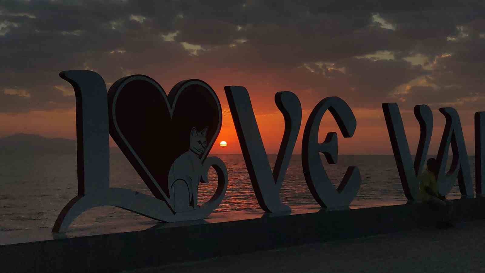 Van Gölü’nde gün batımı kartpostallık manzaralar oluşturdu