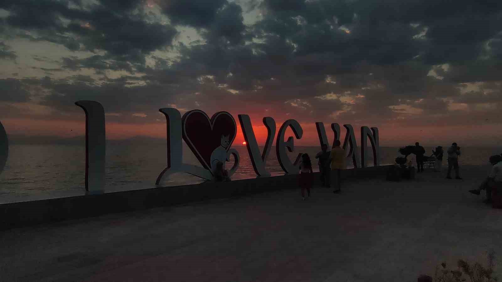 Van Gölü’nde gün batımı kartpostallık manzaralar oluşturdu