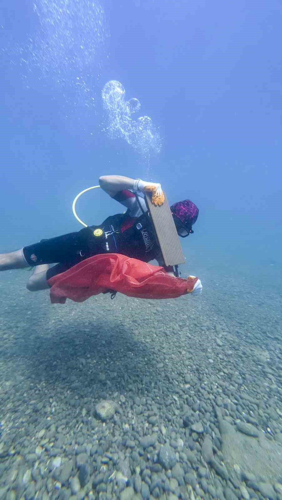 Denizden çıkanlar pes dedirtti: Tekne parçası, şezlong ve araç lastiği çıktı