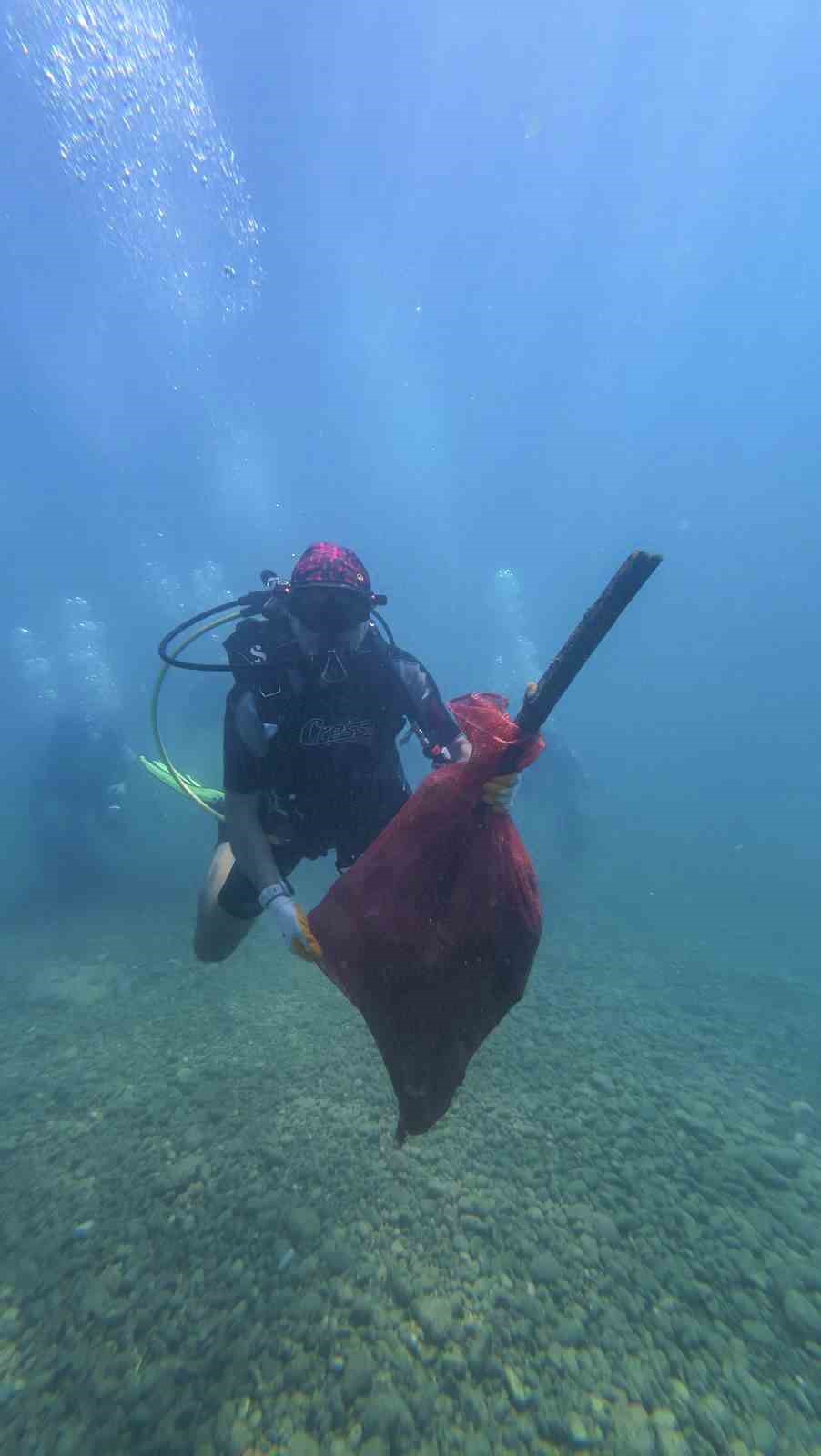 Denizden çıkanlar pes dedirtti: Tekne parçası, şezlong ve araç lastiği çıktı