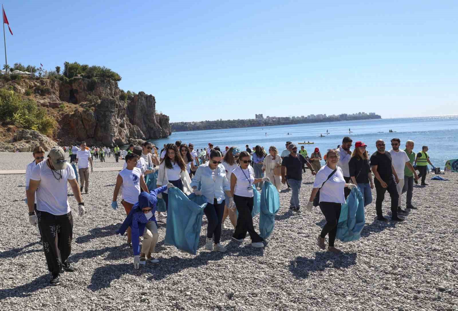 Denizden çıkanlar pes dedirtti: Tekne parçası, şezlong ve araç lastiği çıktı
