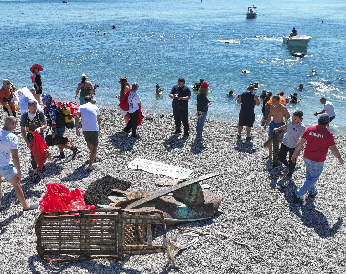 Denizden çıkanlar pes dedirtti: Tekne parçası, şezlong ve araç lastiği çıktı