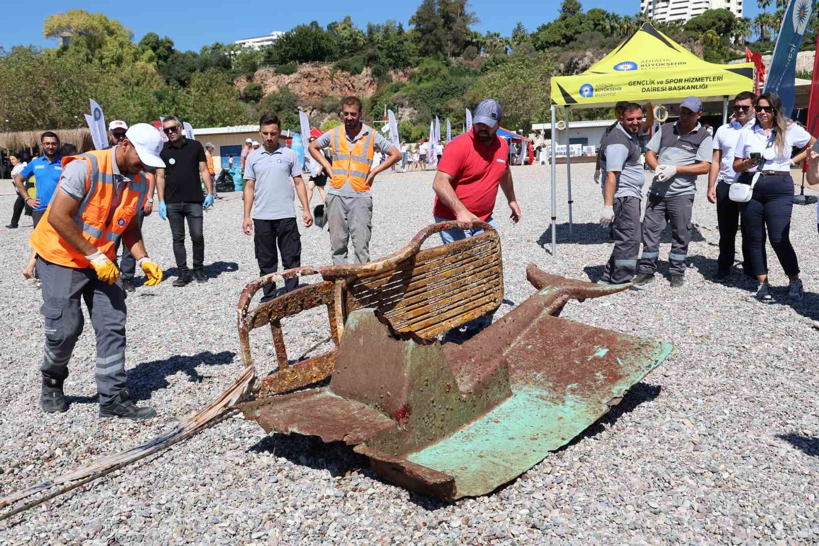 Denizden çıkanlar pes dedirtti: Tekne parçası, şezlong ve araç lastiği çıktı