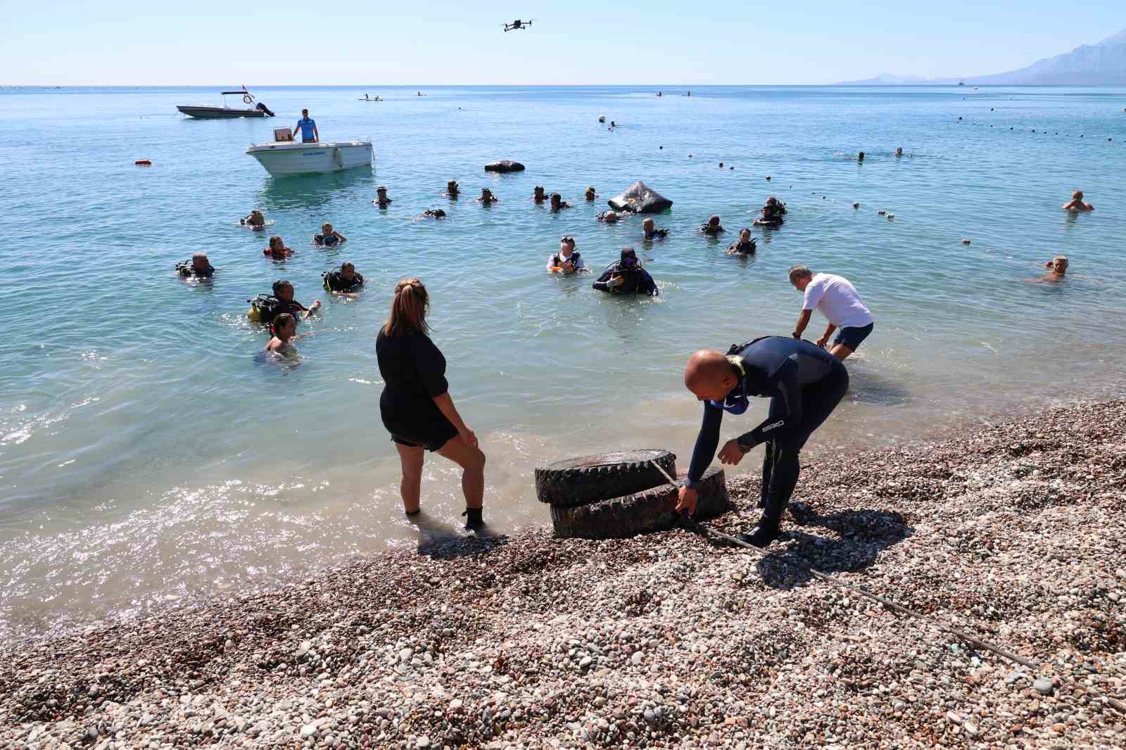 Denizden çıkanlar pes dedirtti: Tekne parçası, şezlong ve araç lastiği çıktı