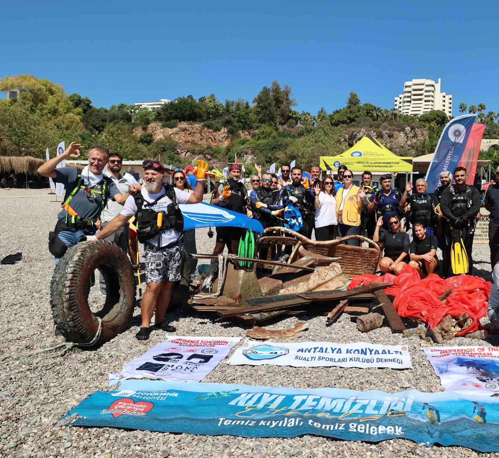 Denizden çıkanlar pes dedirtti: Tekne parçası, şezlong ve araç lastiği çıktı