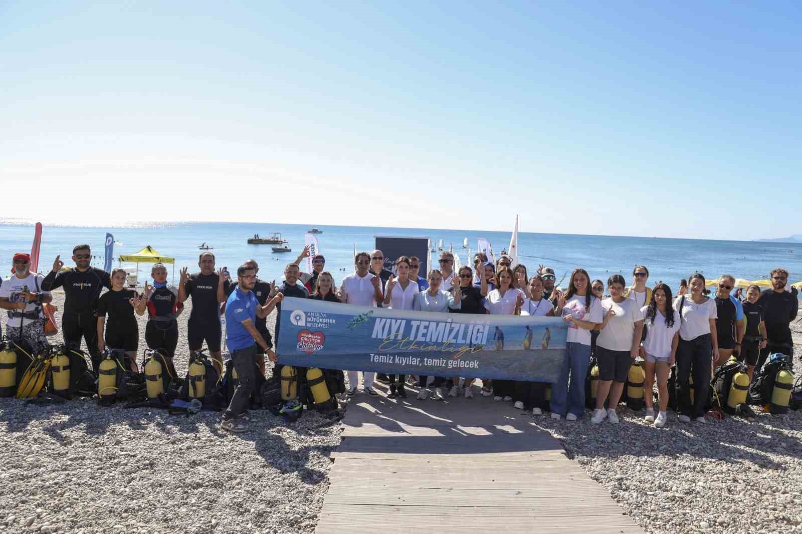 Denizden çıkanlar pes dedirtti: Tekne parçası, şezlong ve araç lastiği çıktı