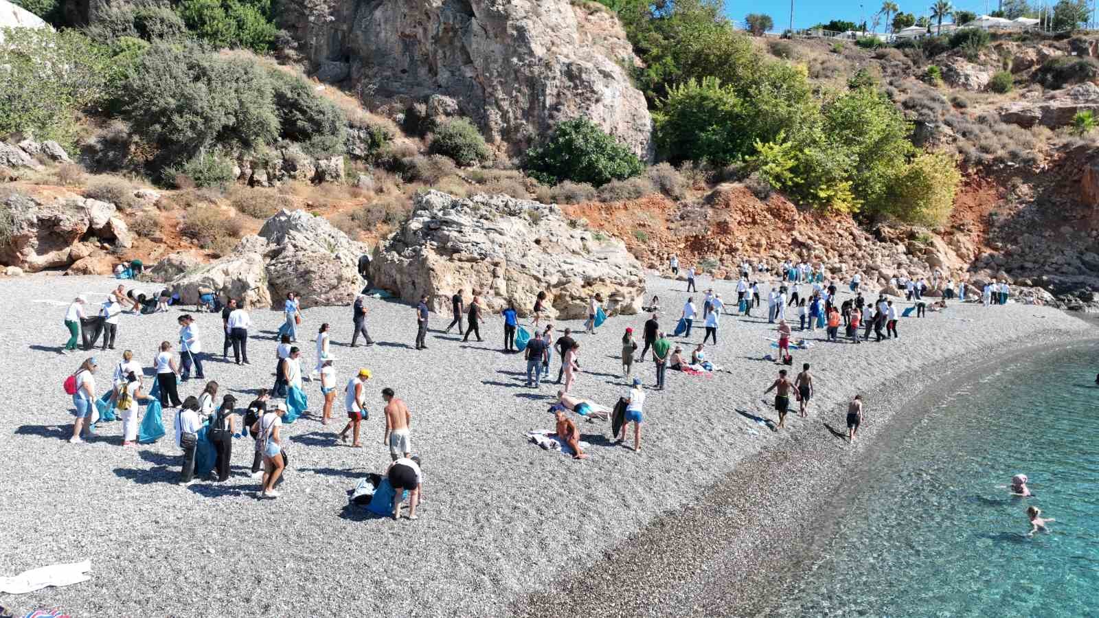 Denizden çıkanlar pes dedirtti: Tekne parçası, şezlong ve araç lastiği çıktı