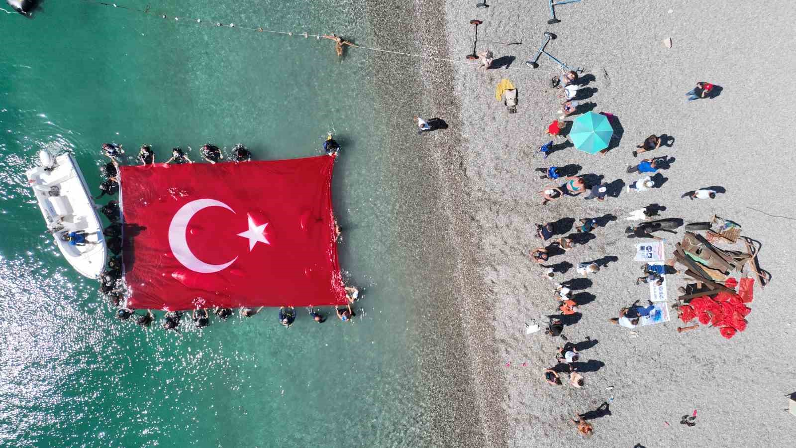 Denizden çıkanlar pes dedirtti: Tekne parçası, şezlong ve araç lastiği çıktı