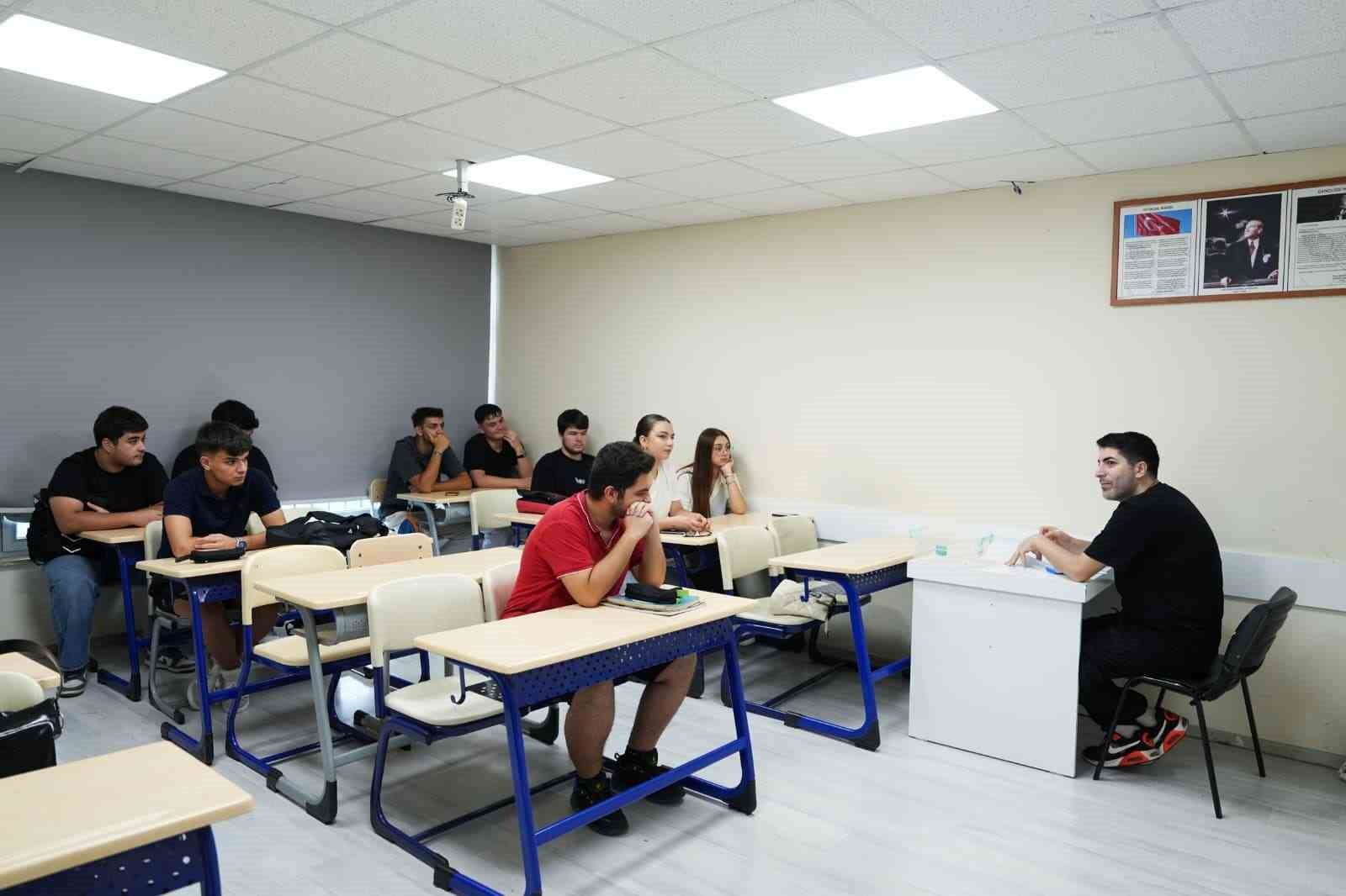 Sınavlara ücretsiz kurslarla hazırlanıyorlar