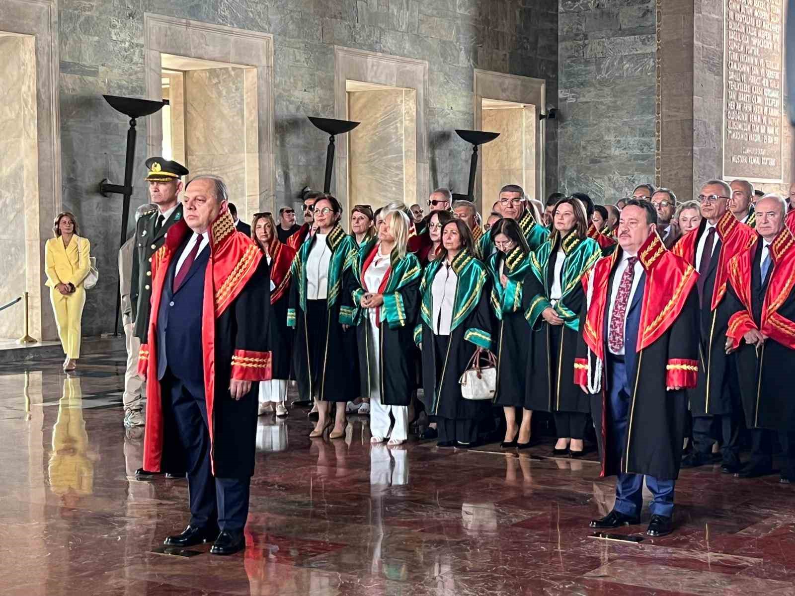 Yargıtay üyeleri, adli yılın açılışı dolayısıyla Anıtkabir’i ziyaret etti