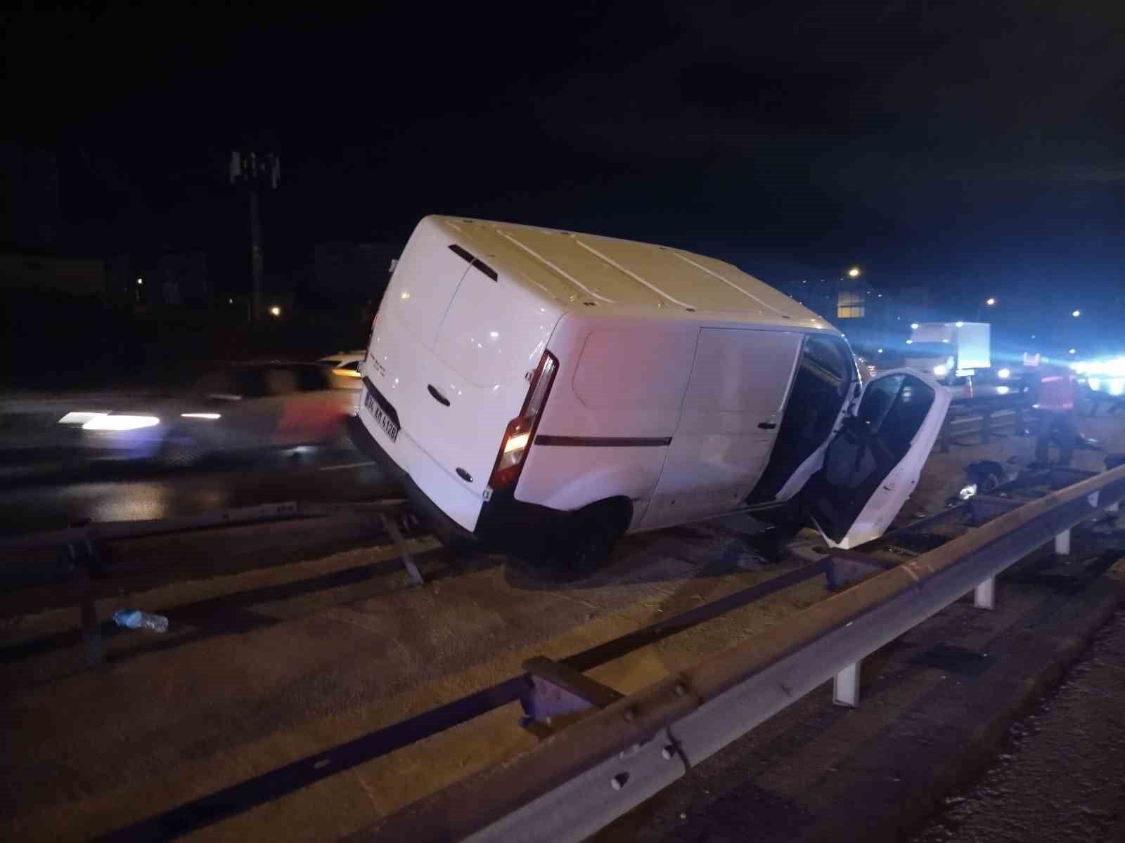 TEM Otoyolu’nda kontrolden çıkan panelvan bariyere girdi: 1 yaralı