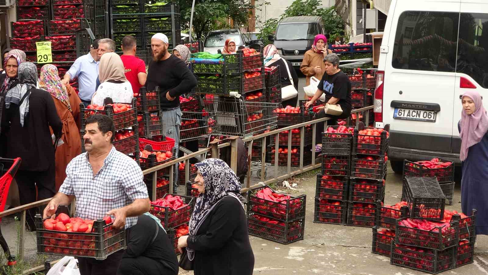 Market açılışında izdiham