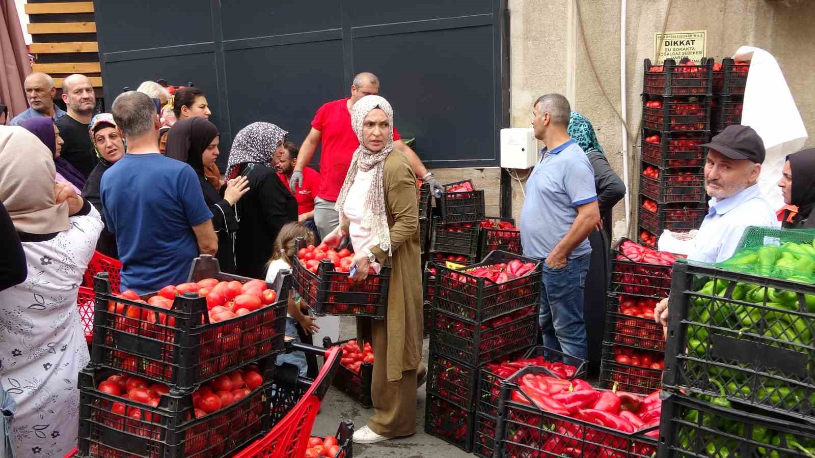 Market açılışında izdiham