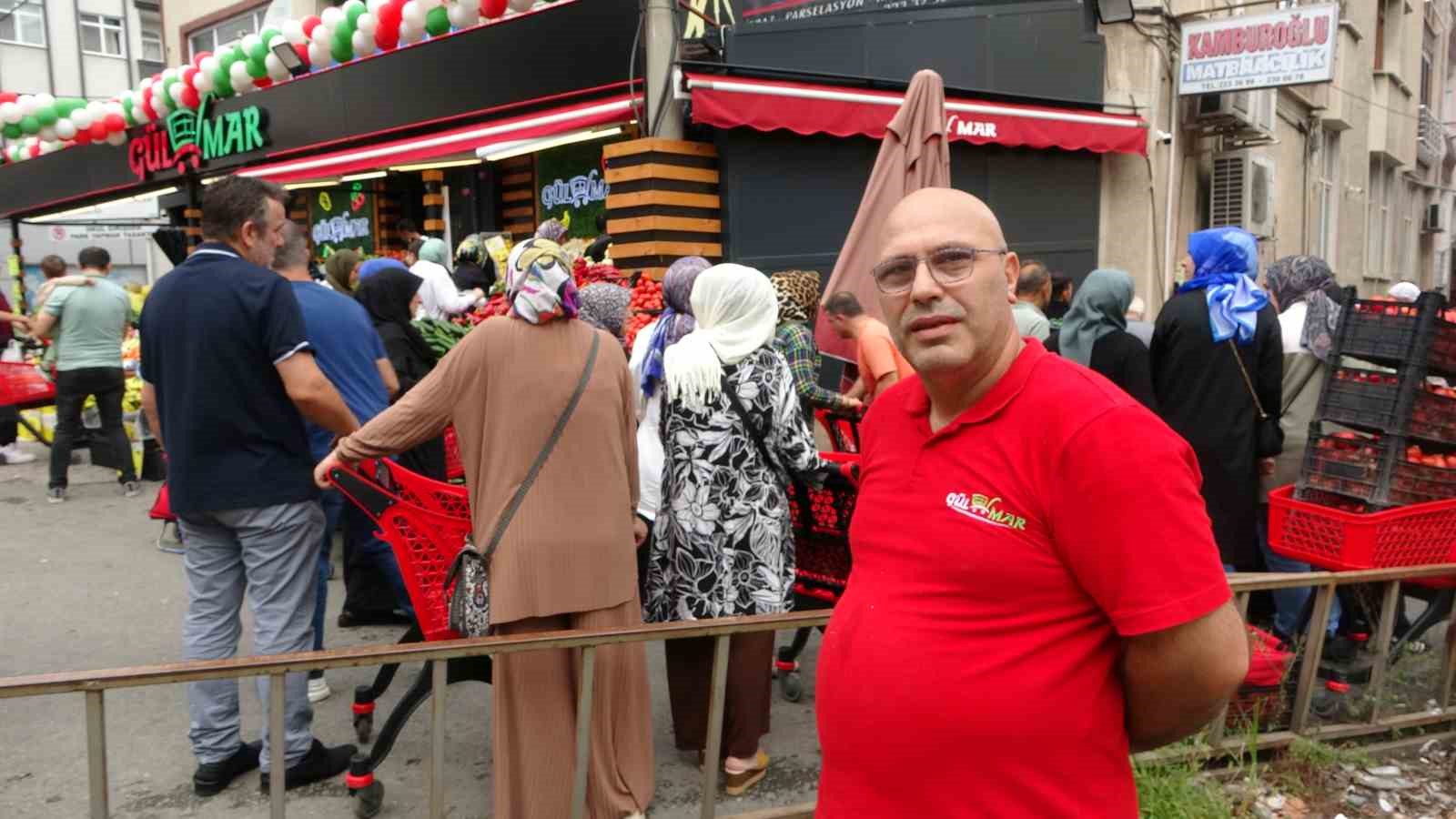 Market açılışında izdiham