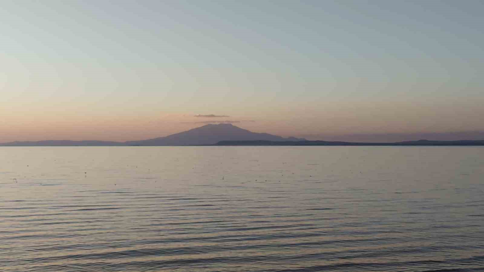 Süphan Dağı zirvesindeki bulut, Van Gölü ile görsel şölen oluşturdu